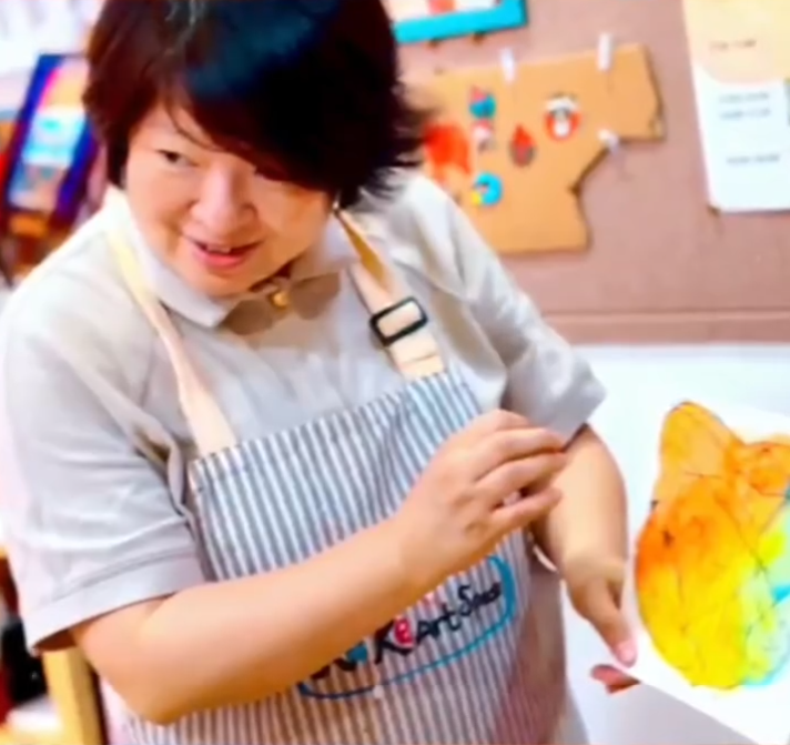 Keke teaching art class